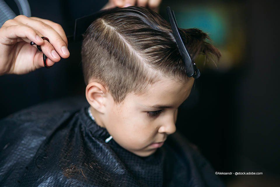 Junge bekommt im Salon Bellissima seine Haare geschnitten