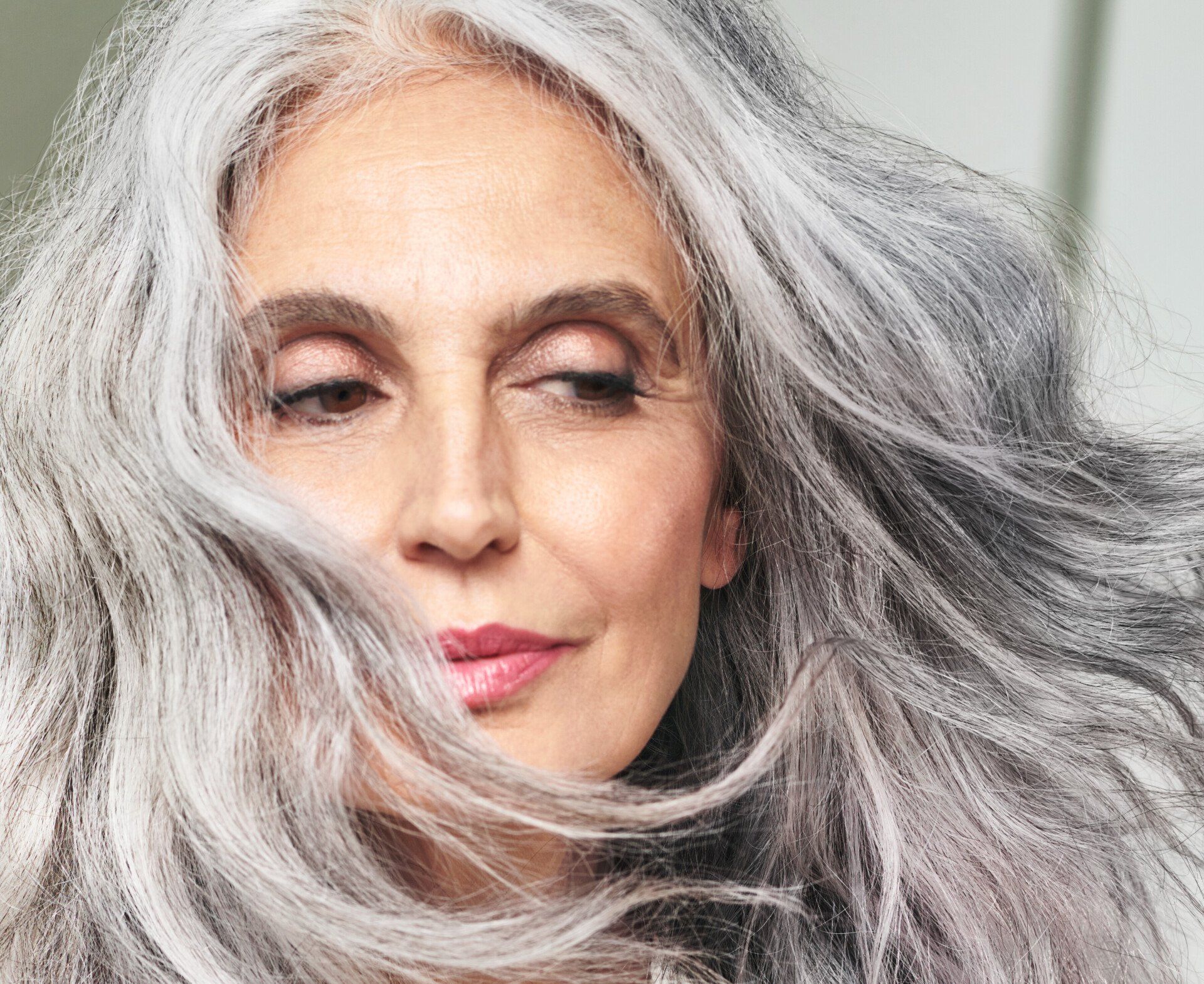 Frau mit frischem Haarschnitt von Salon Bellissima