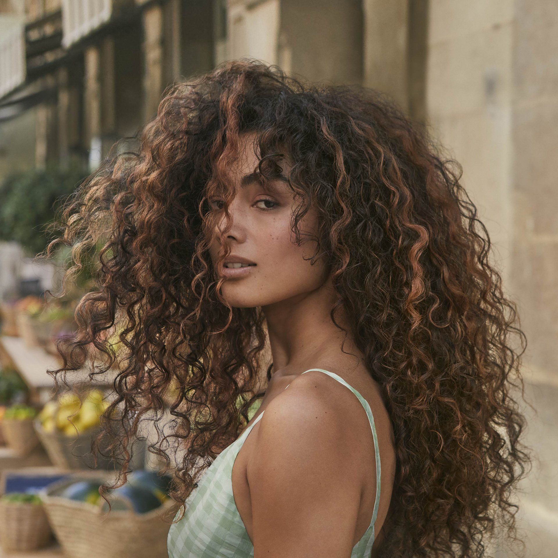 Frau mit frischem Haarschnitt von Salon Bellissima