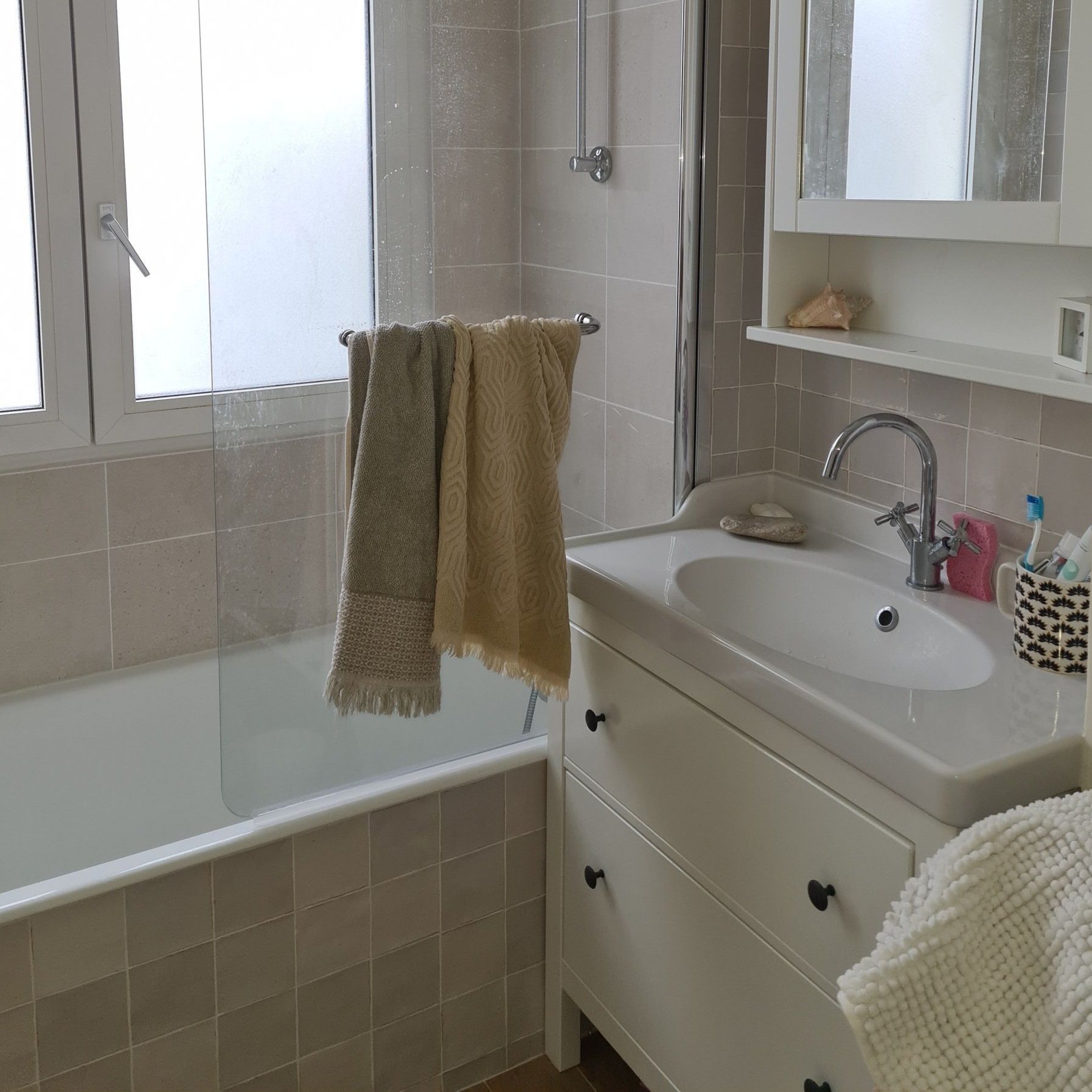 Une salle de bains avec une douche et un lavabo