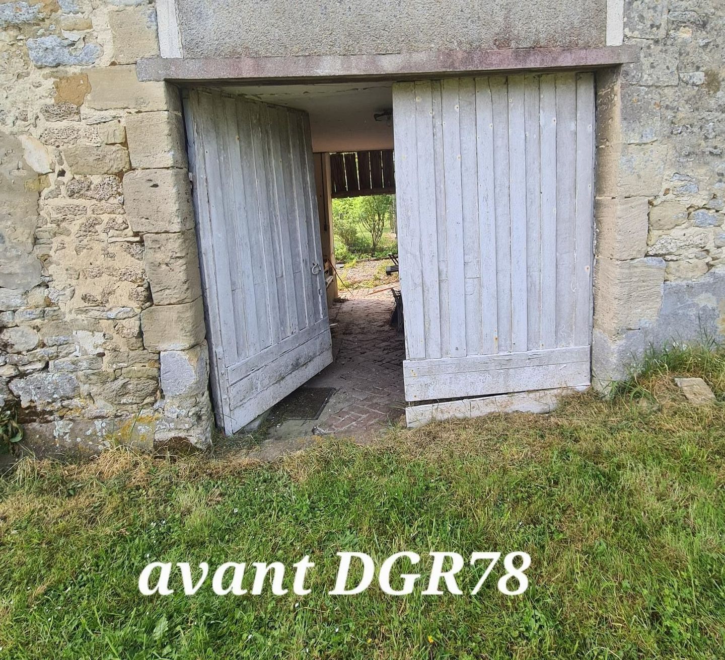 Une porte de grange avant des travaux de rénovation avant
