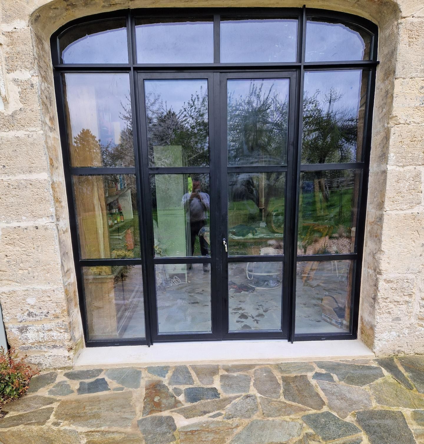Une porte-fenêtre noire pendant des travaux de rénovation