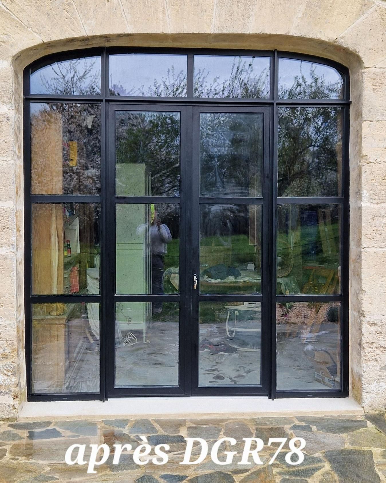 Une porte-fenêtre noire après des travaux de rénovation
