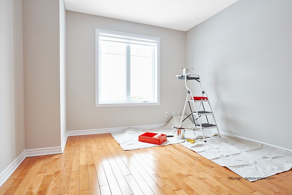 Raum mit Malermaterial
