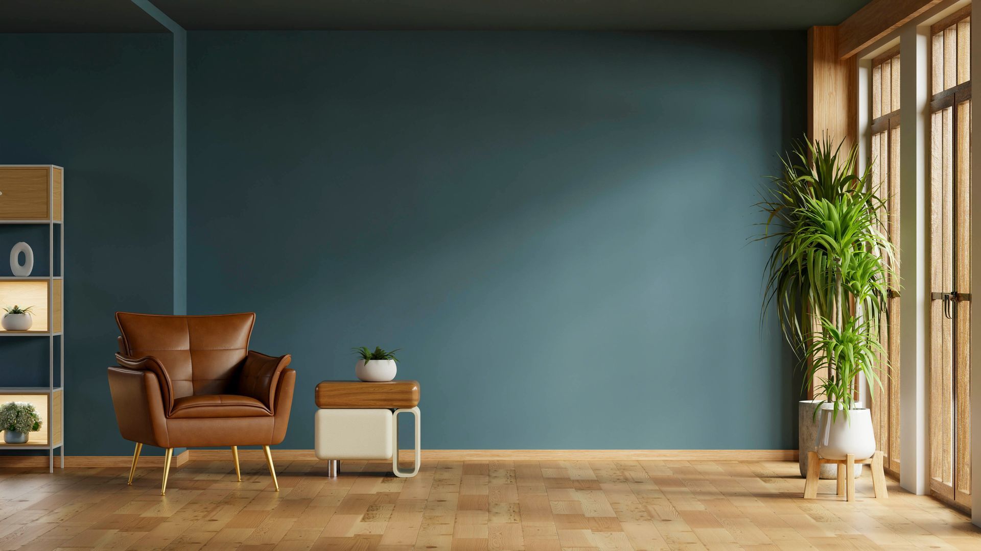 Modernes Wohnzimmer mit türkisfarbener Wand, Ledersessel, kleinem Tisch und hohen Fenstern mit einer Topfpflanze