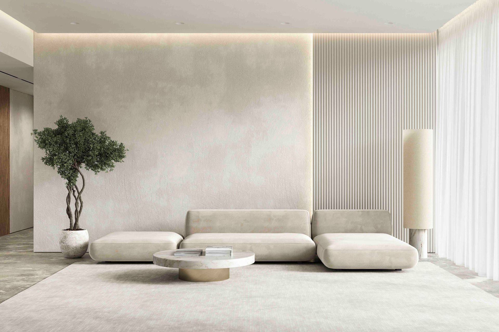 Minimalistisches beigefarbenes Wohnzimmer mit niedrigem Sofa, rundem Couchtisch, Topfbaum und transparenten Vorhängen