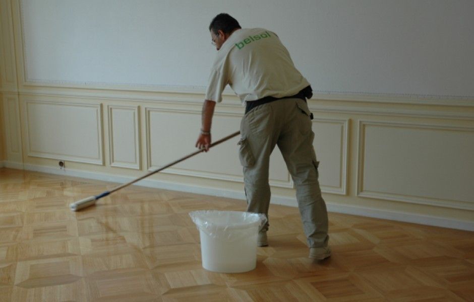 un homme nettoie un sol