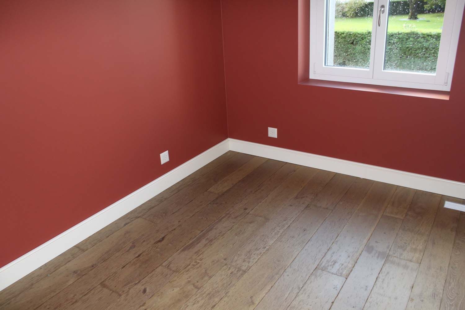 parquet et mur rouge