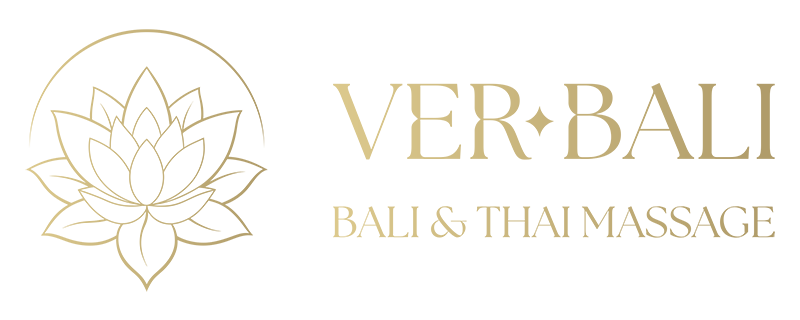 Logotipo dorado de VER&bull;BALI con un icono de loto y el texto &ldquo;BALI & THAI MASSAGE&rdquo; sobre un fondo blanco.