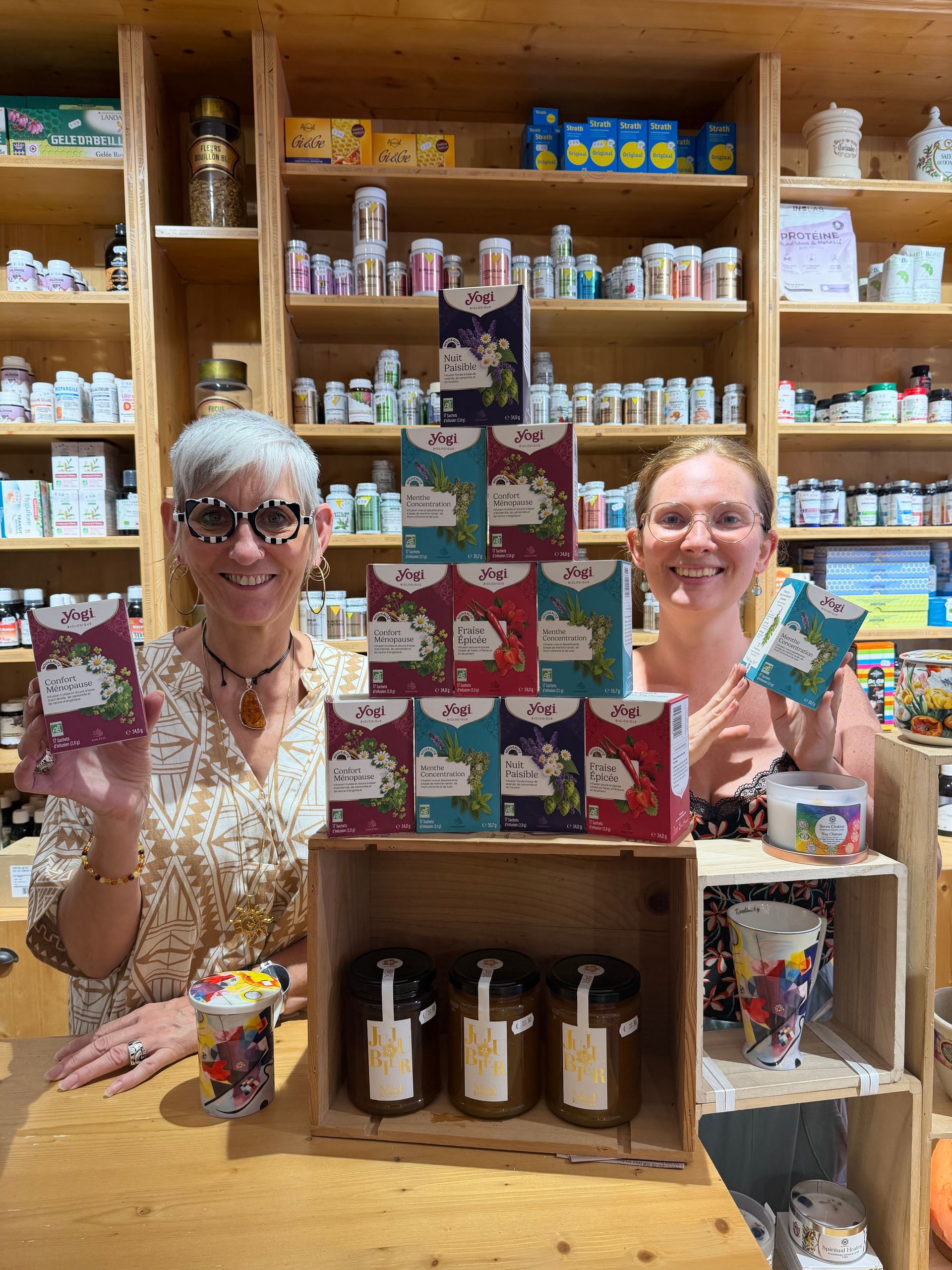 Claudie et Héloise posant avec les nouveaux thés de la marque Yogi Tea