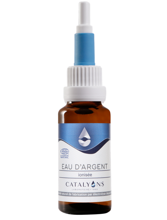 Flacon vaporisateur ambré avec étiquette bleue et blanche portant l'inscription « Eau d'Argent » et « Catalyons »