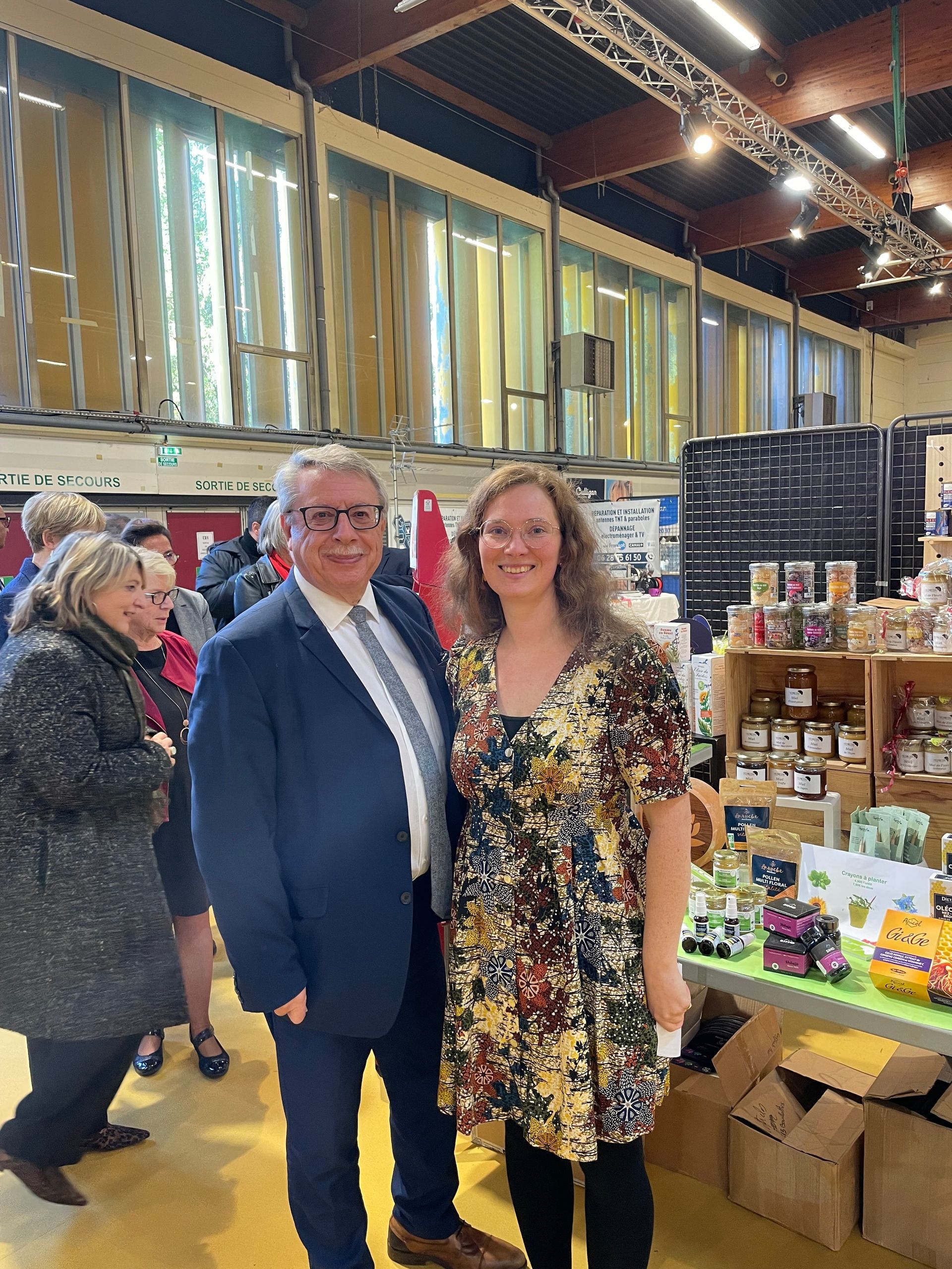 Photo d'Héloïse posant avec monsieur le maire (Dominique Baert)