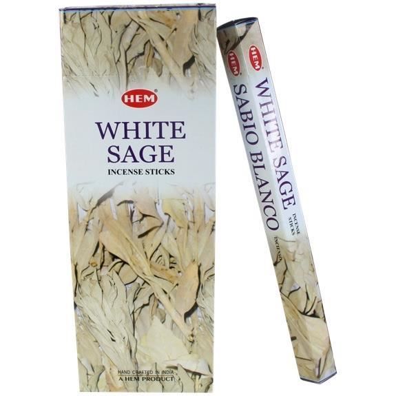 Bâtonnets d'encens à la sauge blanche, conditionnés dans un emballage beige et blanc, comprenant une boîte et un tube fin.