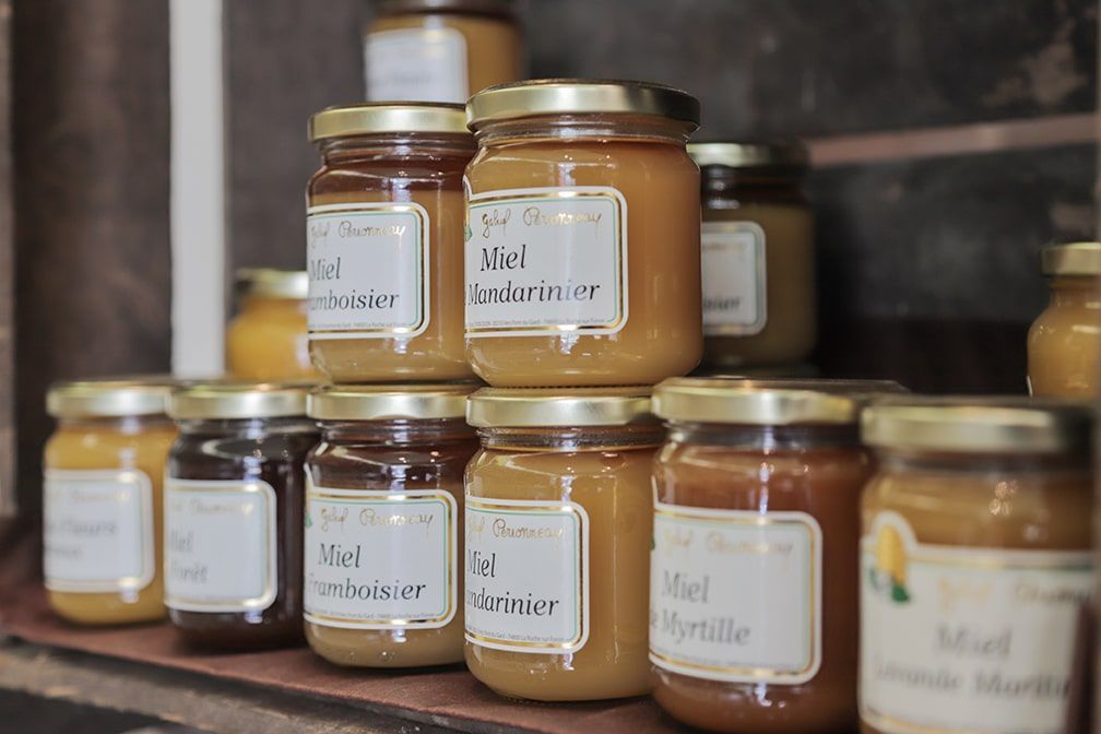 Pots de miels empilés