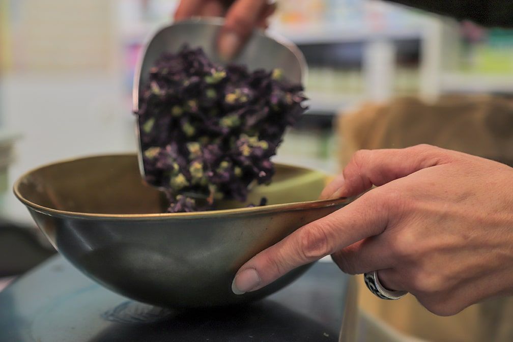 Pesage d'herbe dans un bol 2