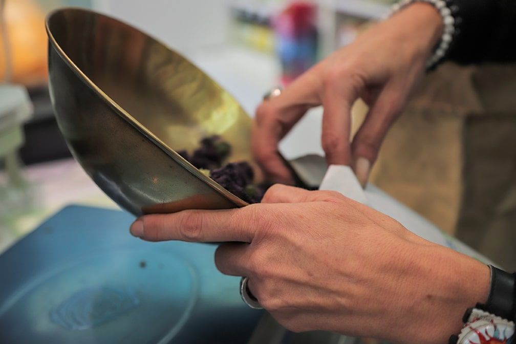 Pesage d'herbe dans un bol 1