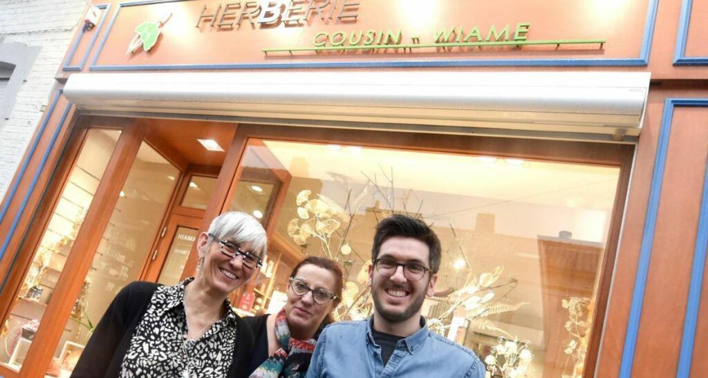 Equipe de l'herberie posant devant le magasin