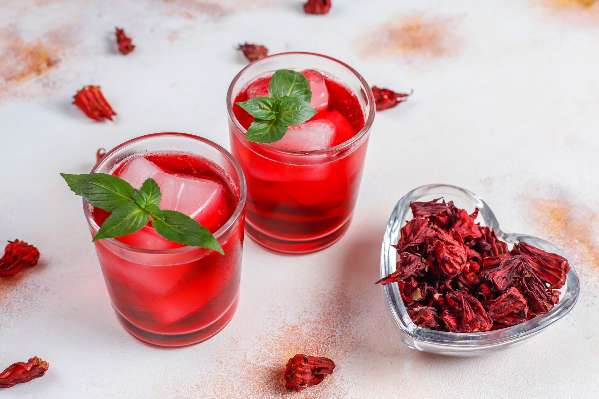 Bissap, boisson africaine à base de fleurs d’hibiscus, rafraîchissante, riche en antioxydants.