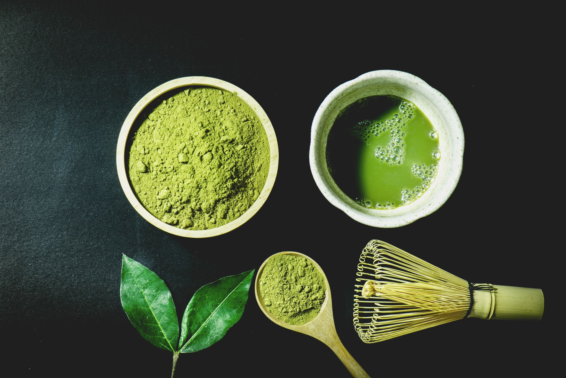Transformation des feuilles de thé en poudre de matcha japonaise avec broyage traditionnel.