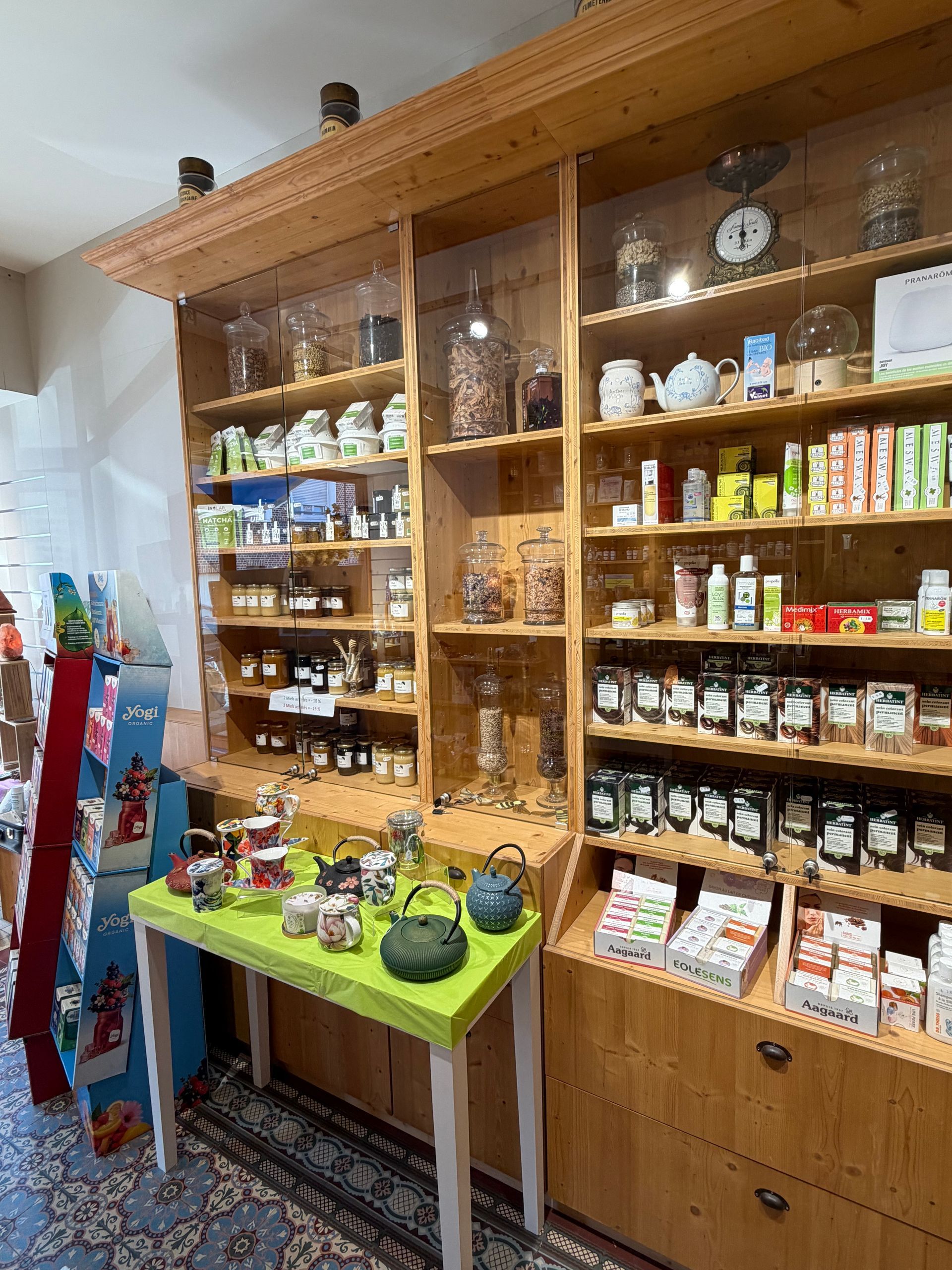 Photo du rayon produits de la ruche (miel) et cosmétiques (cheveux, savons, baumes, crèmes)