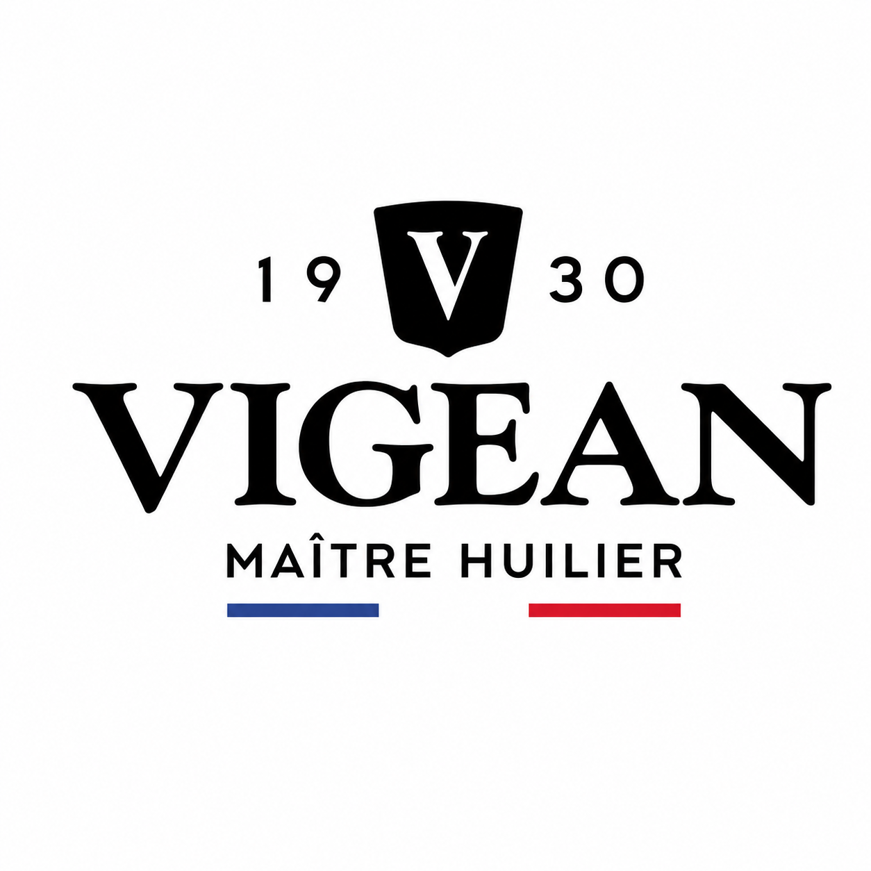 Logo Vigean Maître Huilier avec texte noir, un blason en forme de V et l'année 1930 au-dessus de barres bleues et rouges.