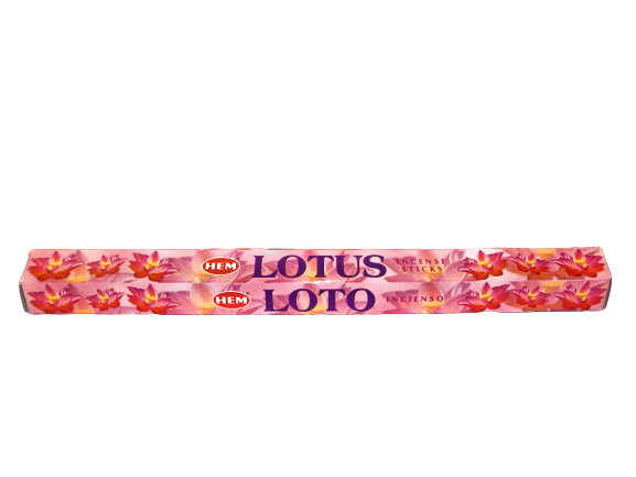 Bâtonnets d'encens roses à motifs floraux étiquetés « LOTUS LOTO » sur fond blanc