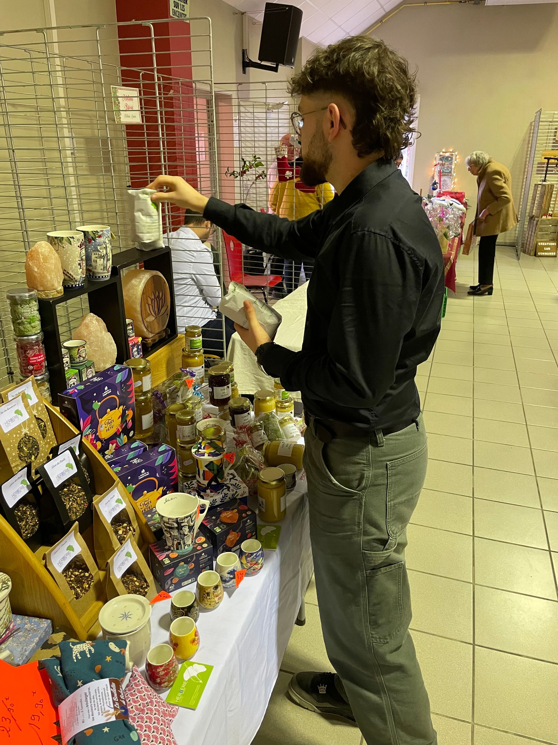 Photo d'Alban montant le stand du marché de noël de Leers Décembre 2025