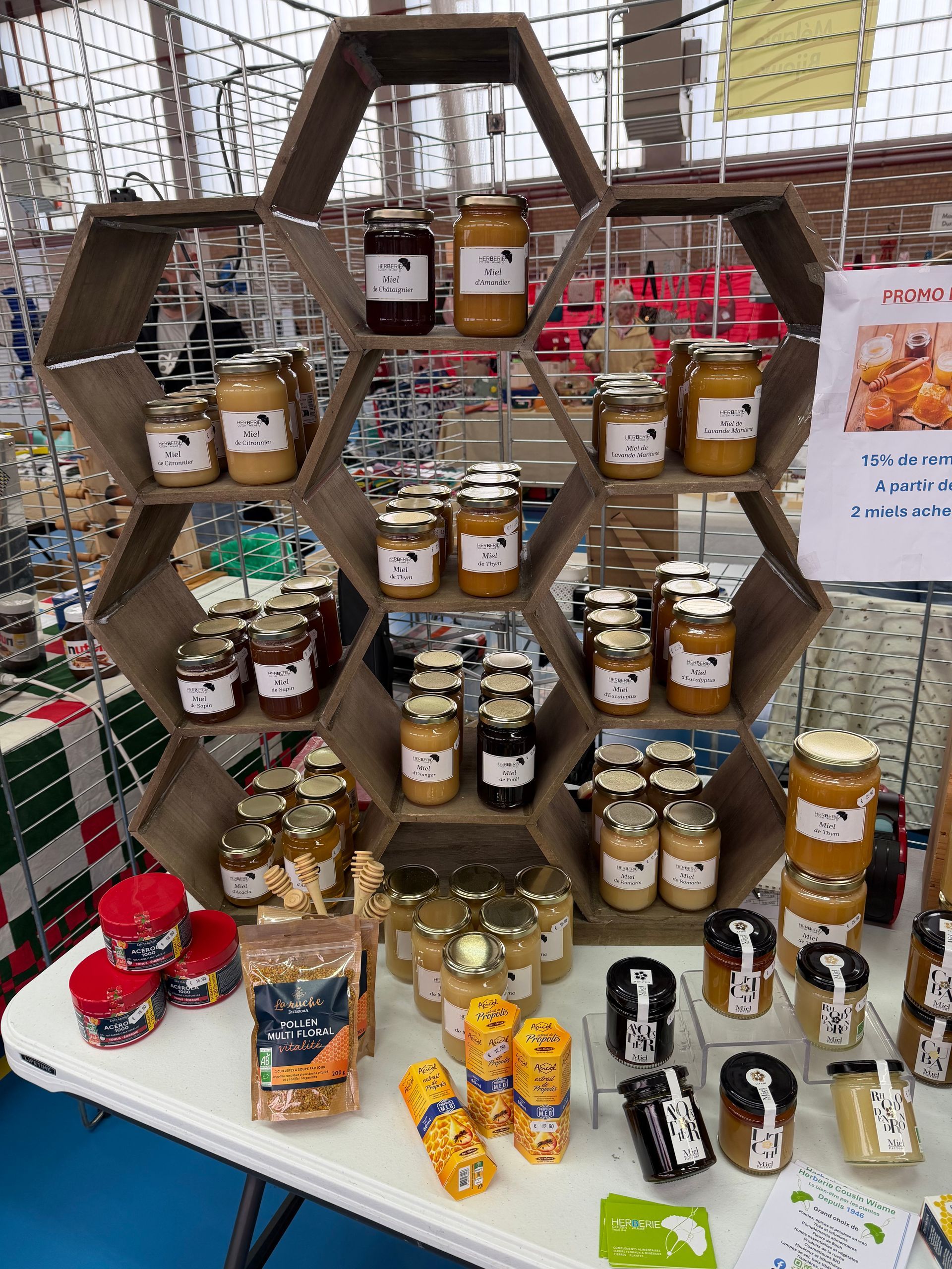 Photo d'un présentoir de ruche avec plein de miels (citronnier, thym, sapin, forêt)