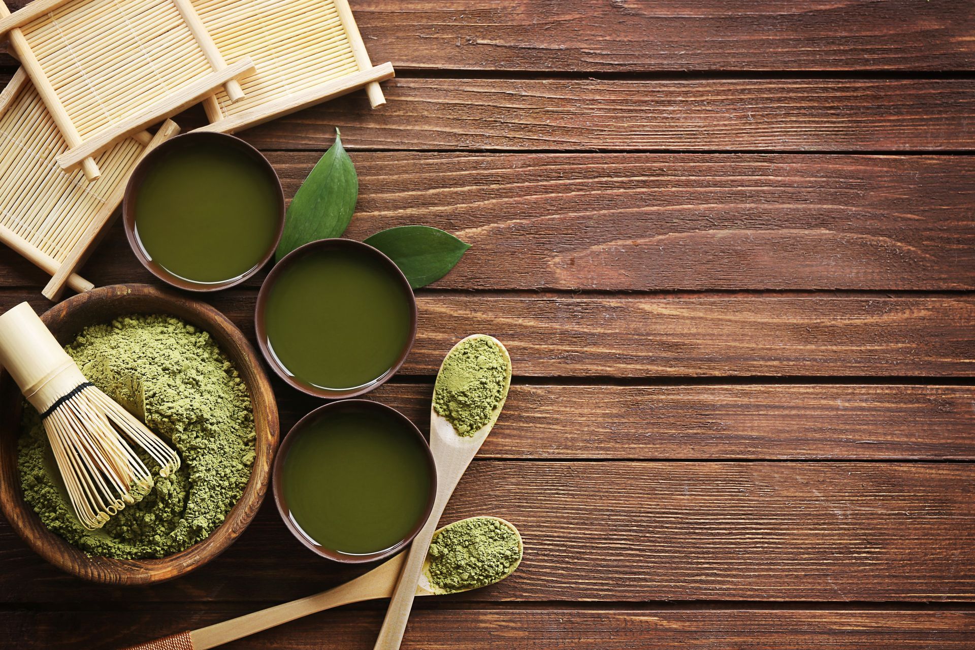 Préparation traditionnelle du matcha japonais avec poudre de thé vert dans un bol en céramique