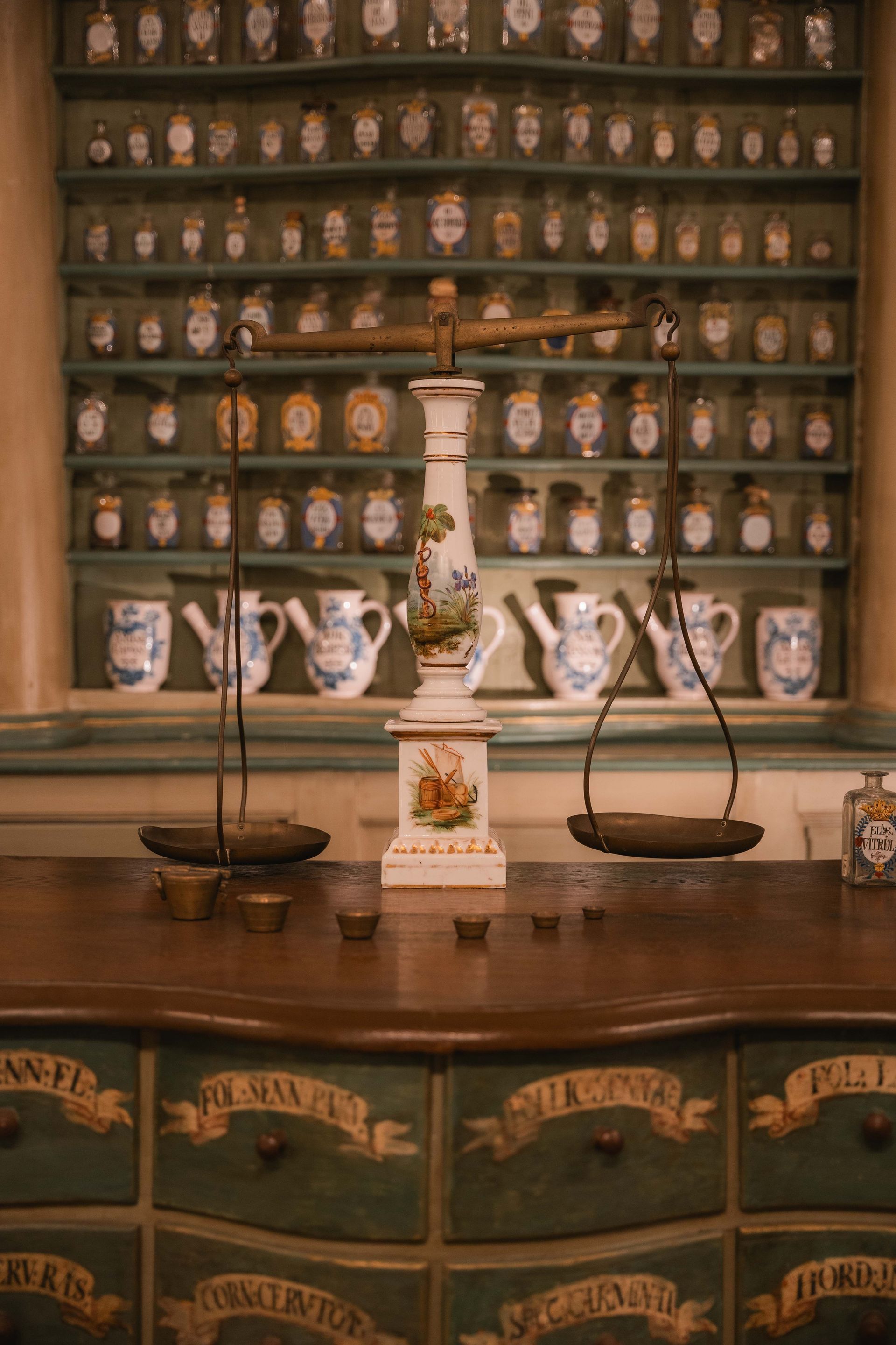 Intérieur d’une herboristerie traditionnelle avec comptoir en bois et bocaux de plantes