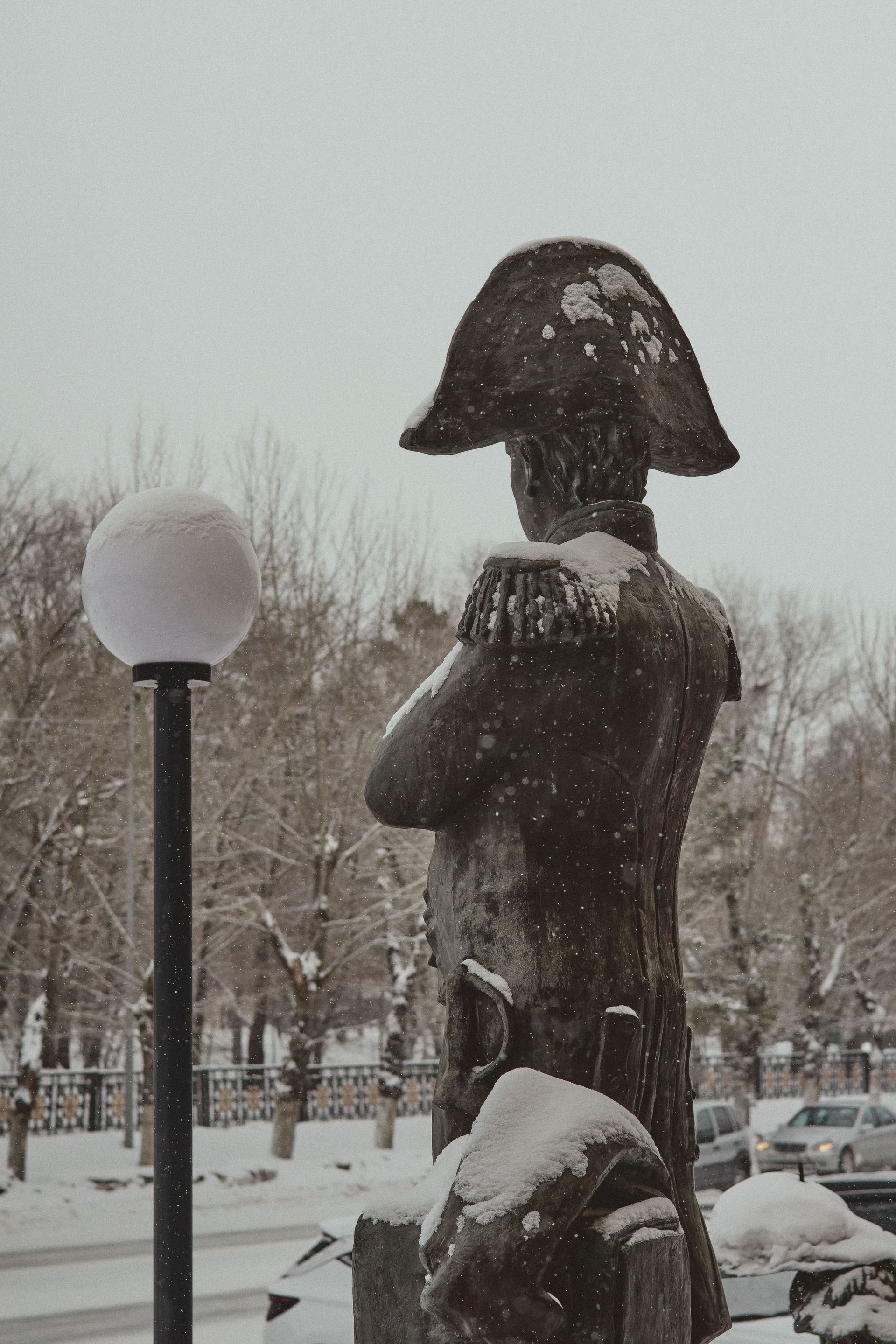 Statue enneigée dans un parc hivernal