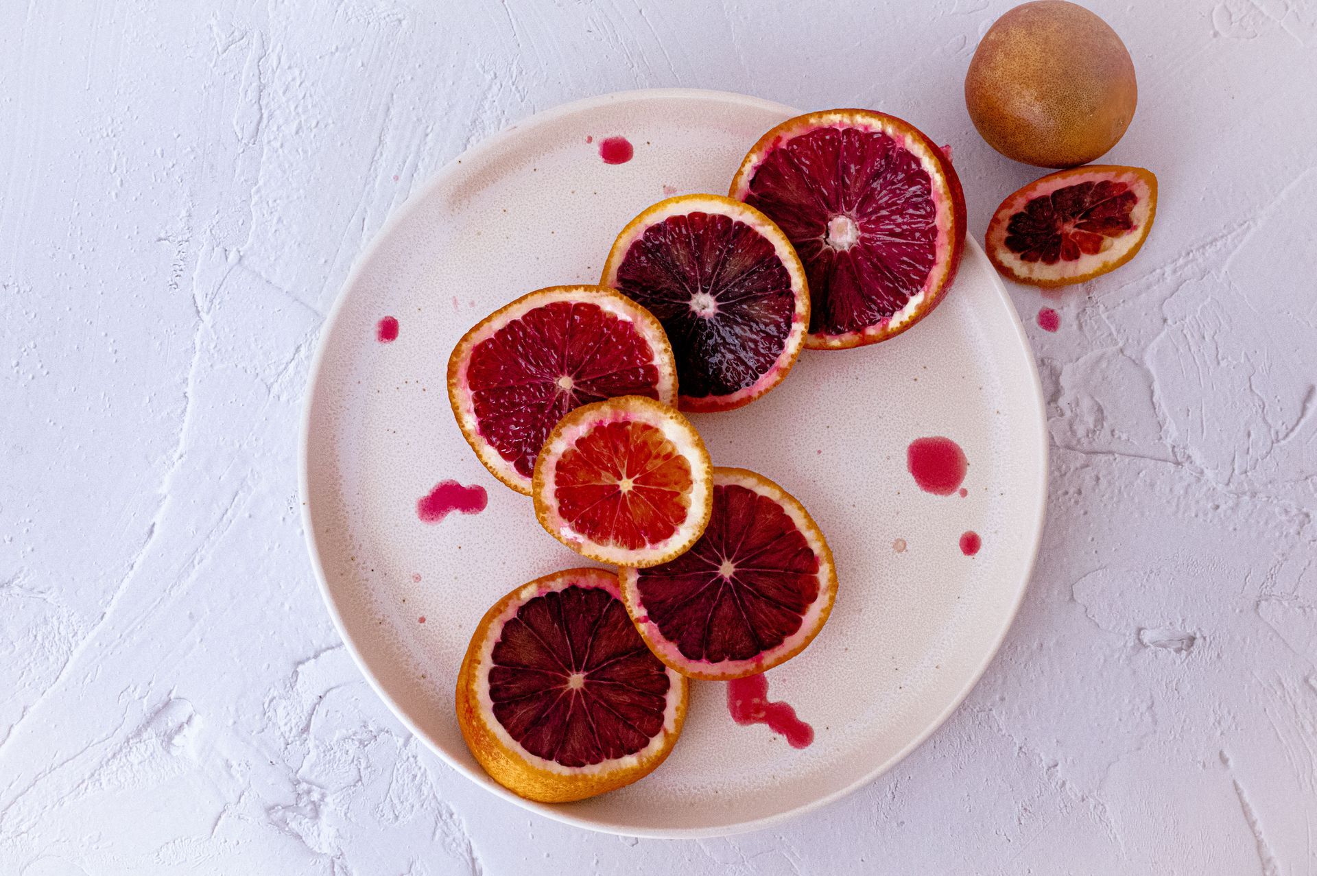 Oranges sanguines Moro coupées en deux sur une assiette
