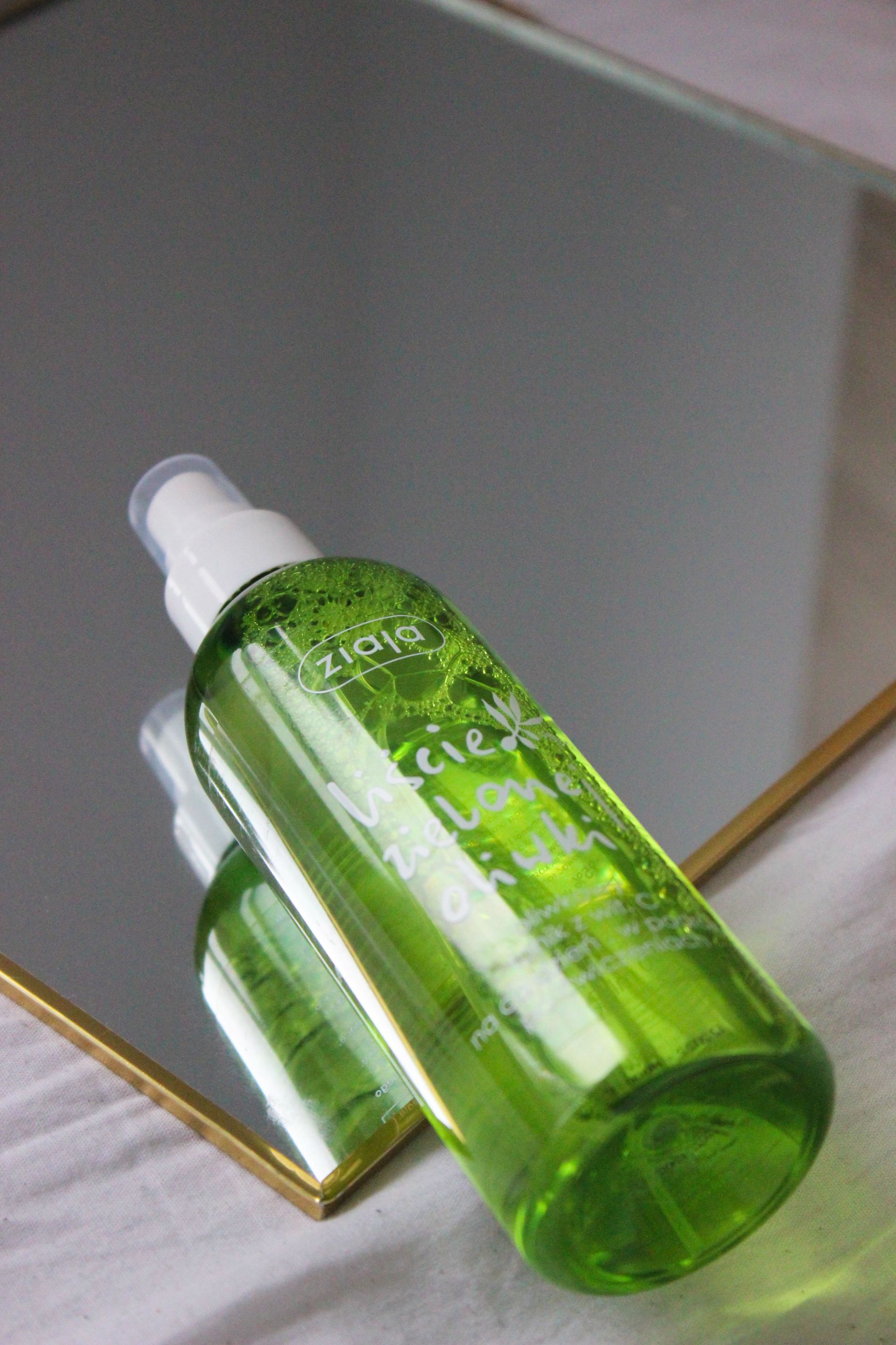 Flacon d’eau florale naturelle en spray.