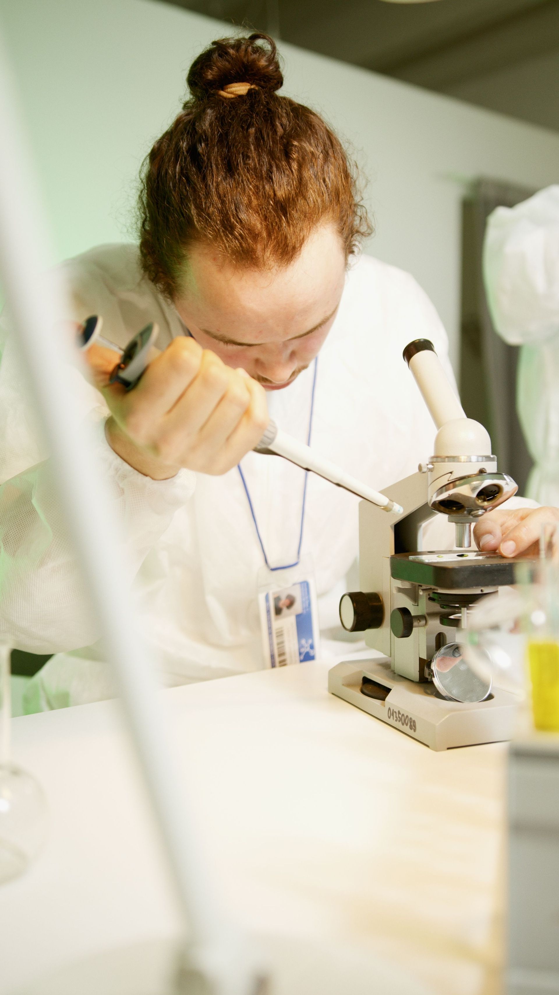 personne faisant des analyses au microscope