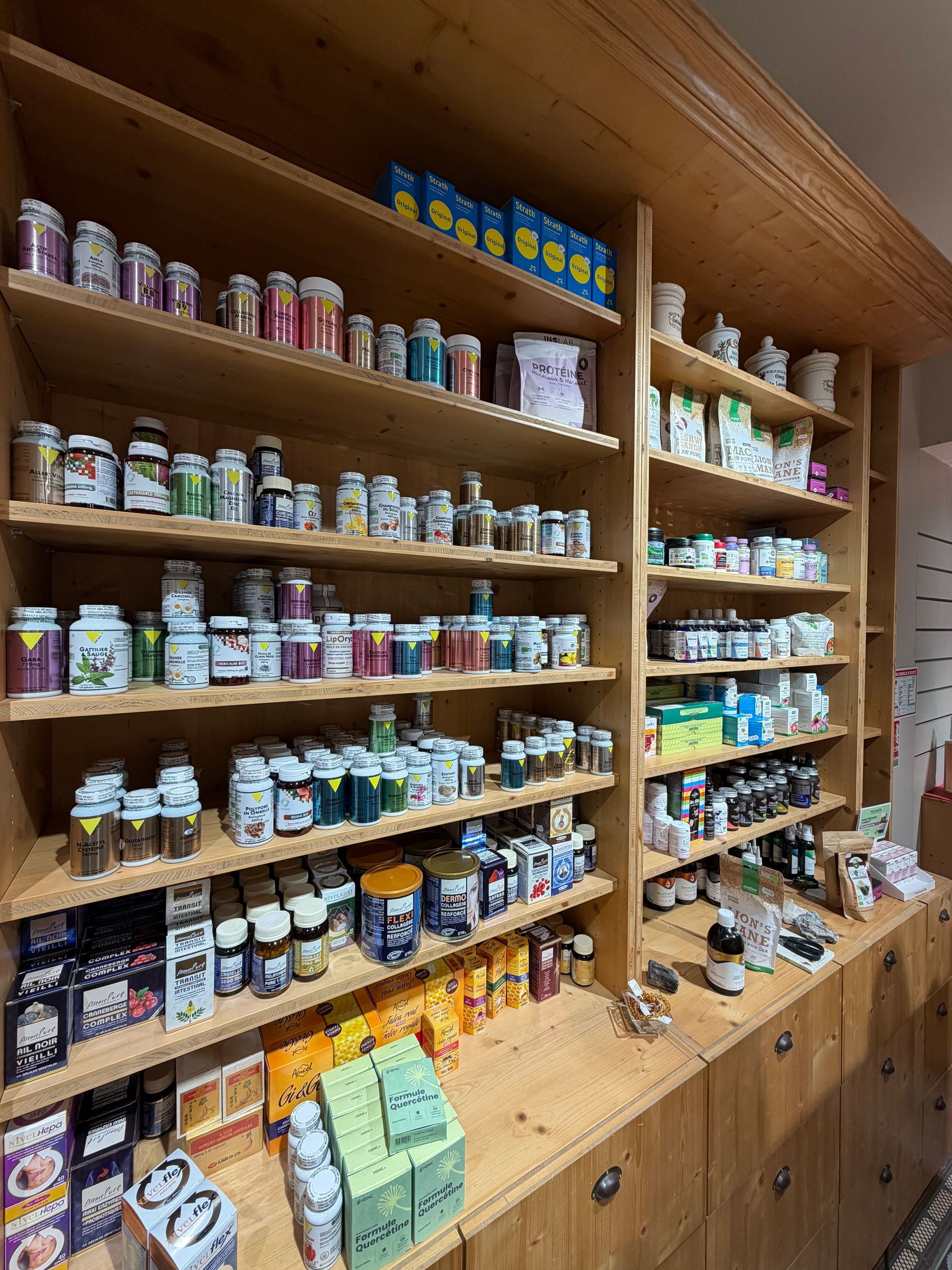 photo du rayon compléments alimentaires avec les marque Api-nature, Vit'All+, Hifas da Terra