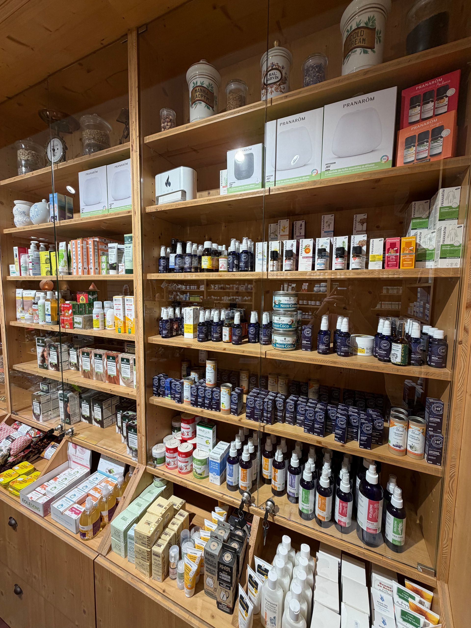 Photos rayon cosmétiques et rayon Aromathérapie, huiles végétales et les huiles essentielles diffusables