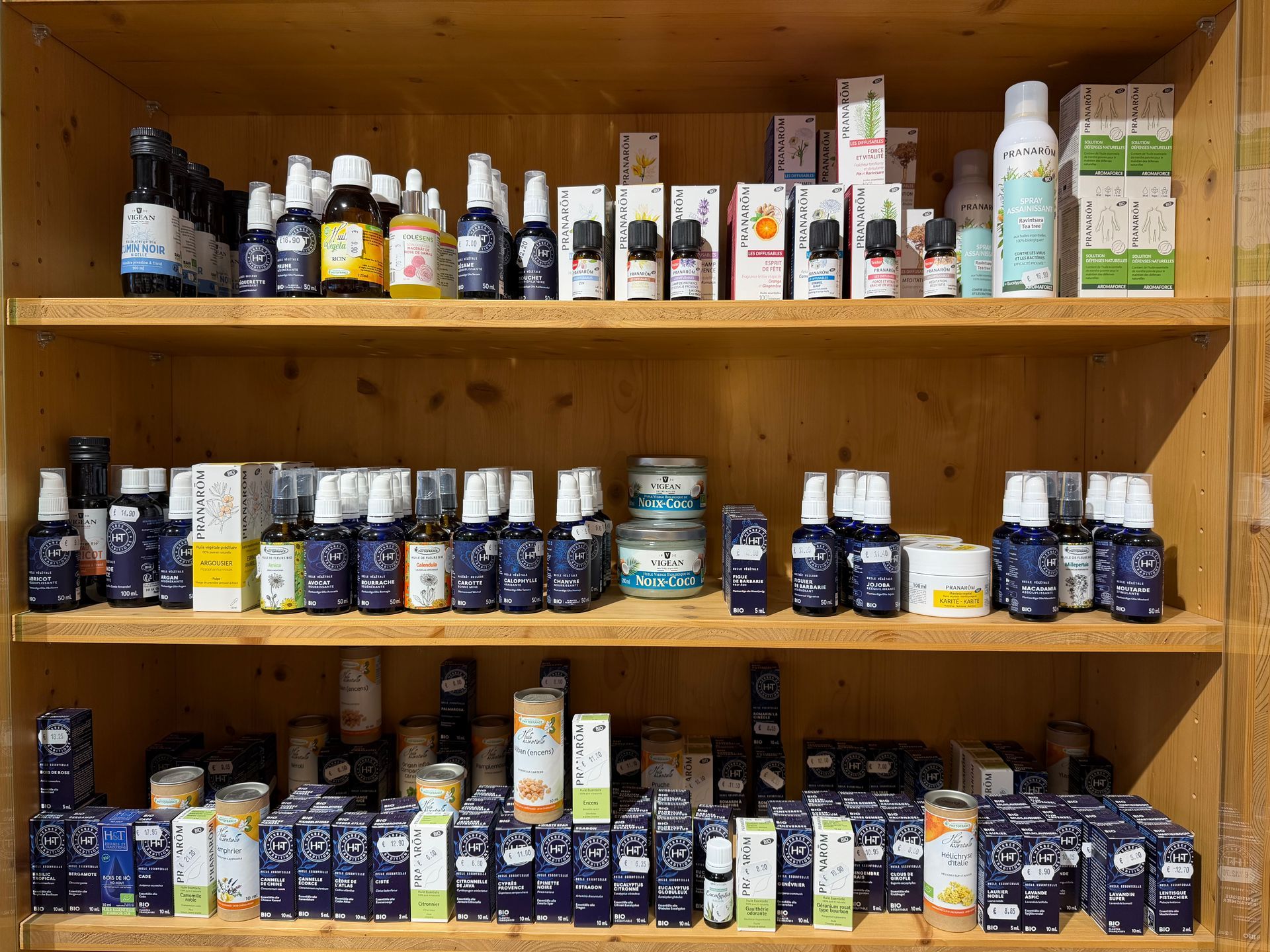 photo du rayon des huiles essentielles, huiles végétales et les diffusables 