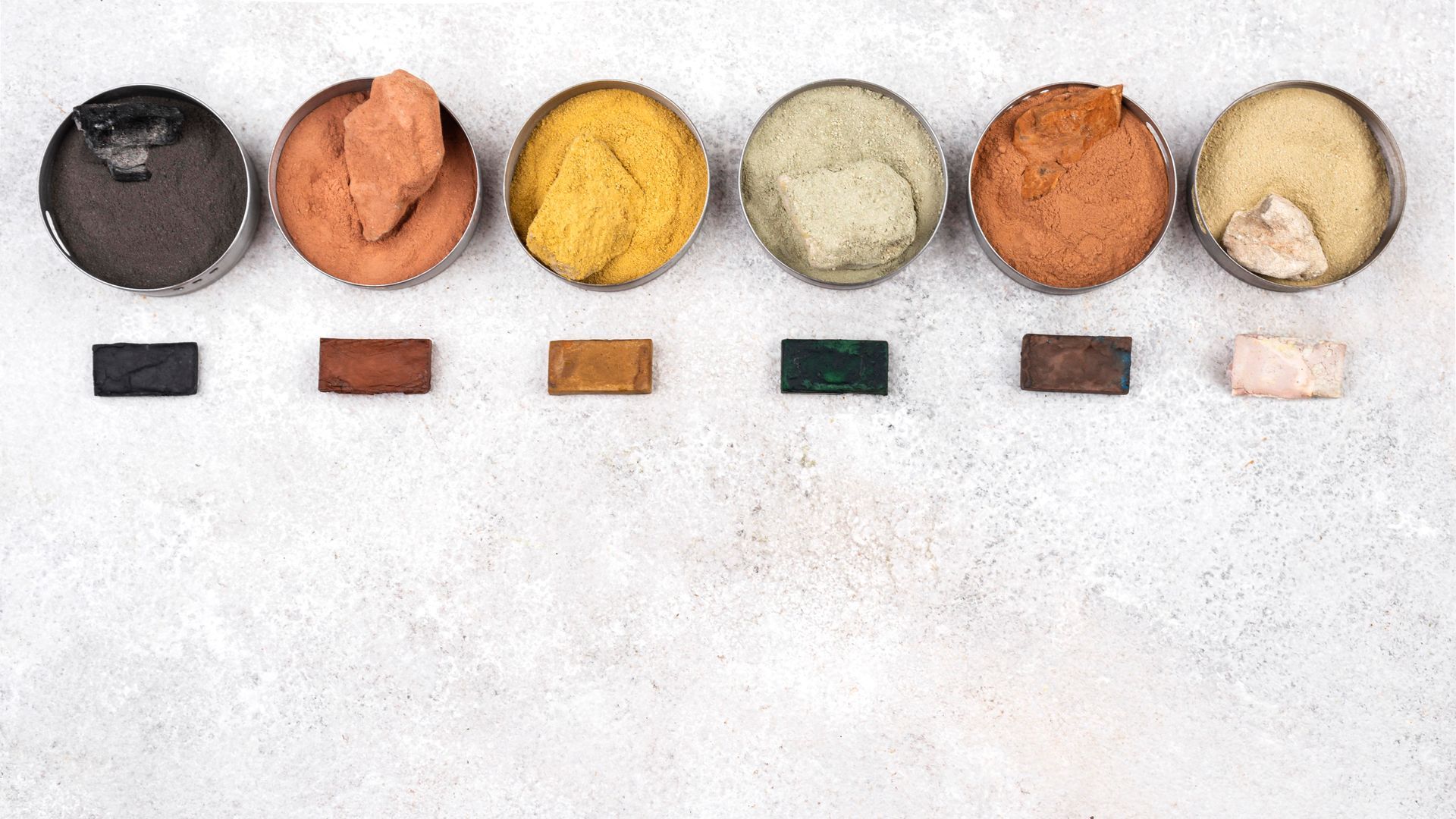Argiles naturelles verte blanche rouge rose jaune ghassoul et bentonite pour soins et cosmétiques.