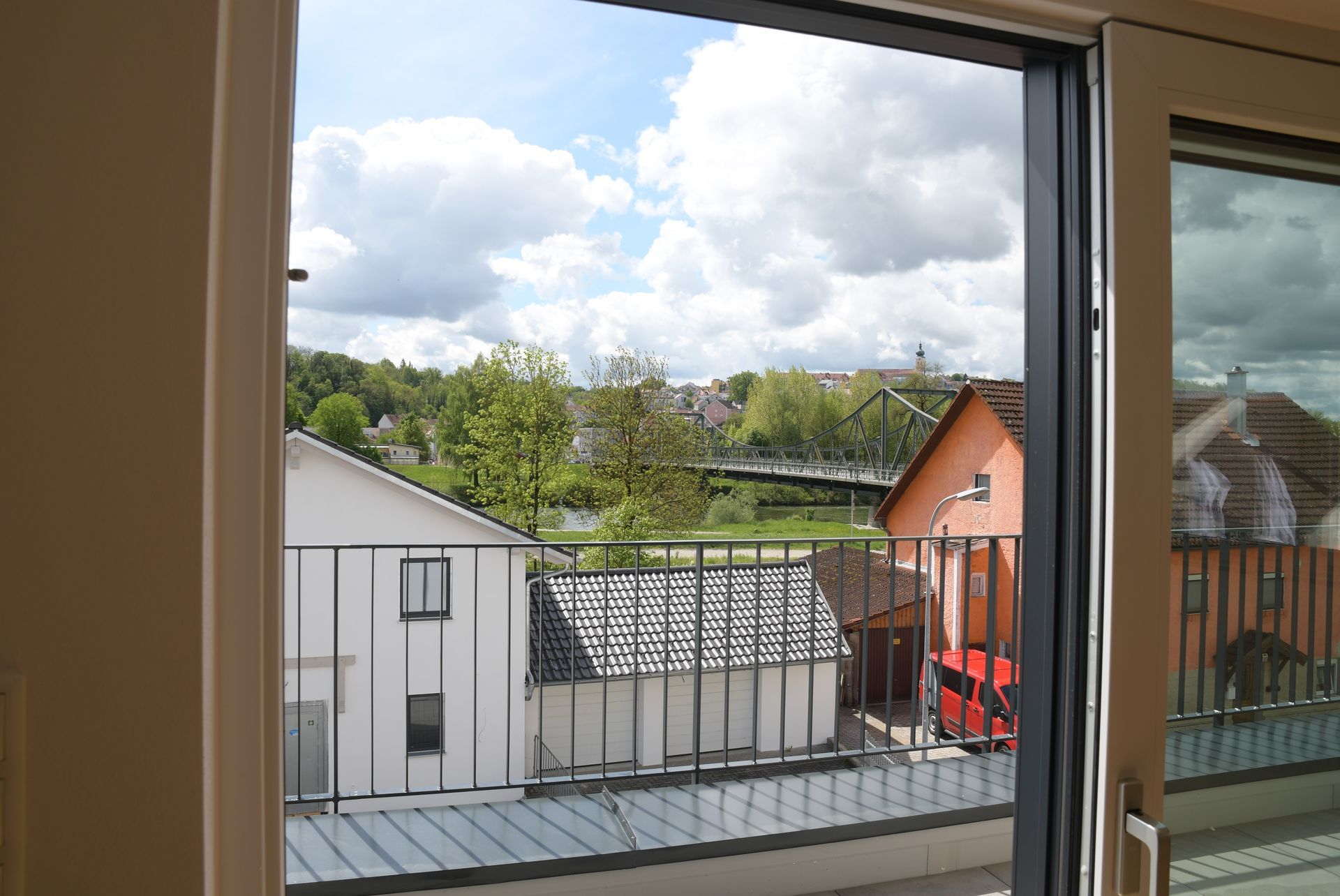Blick auf einen Balkon durch eine Glasschiebetür