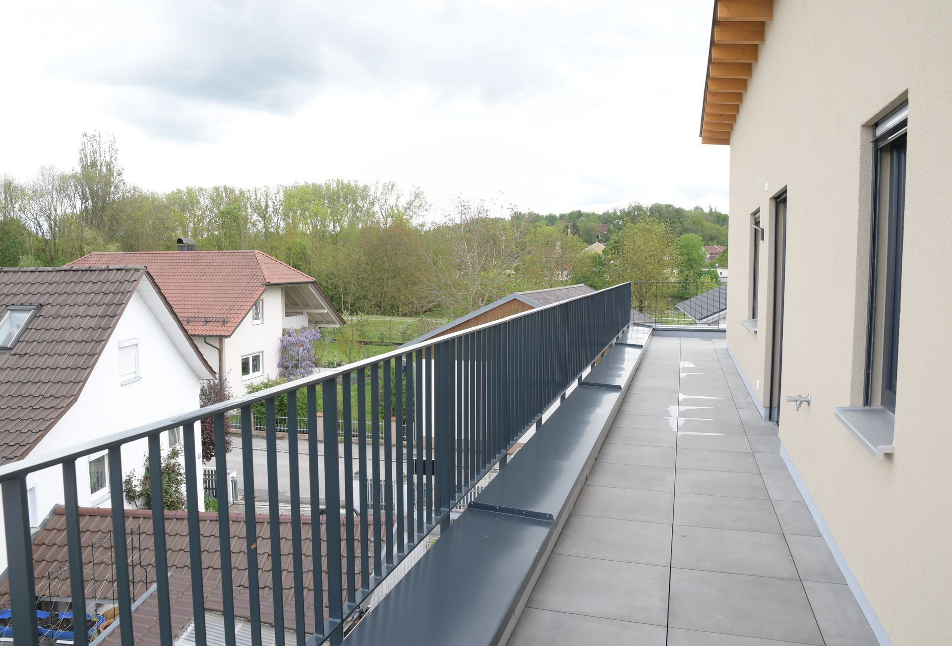 Ein Balkon mit Geländer an der Seite eines Gebäudes.