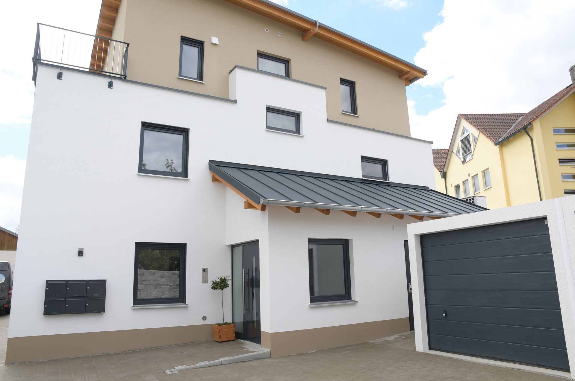 Ein weißes Haus mit einer Garage davor