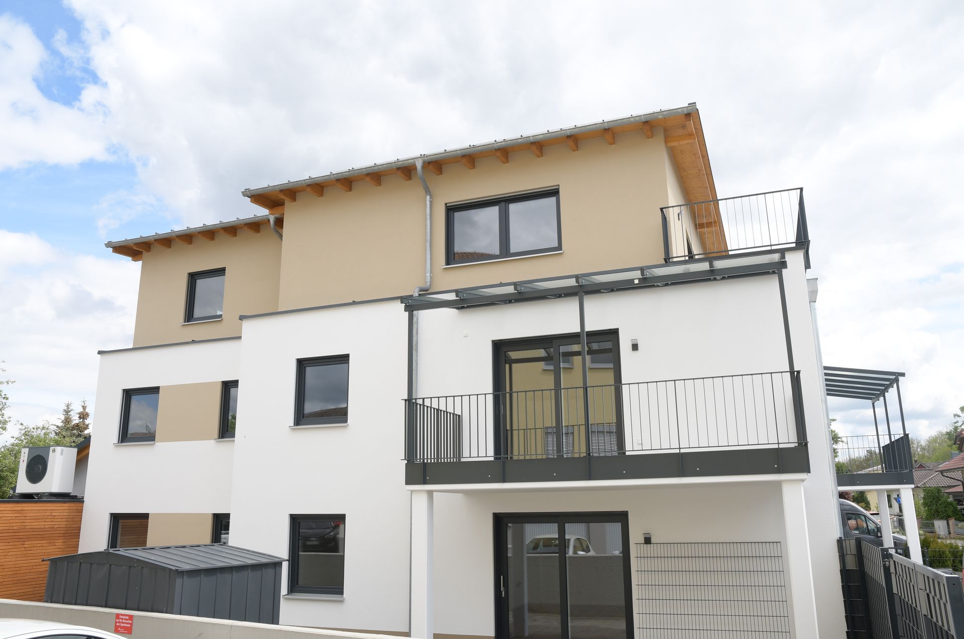 Ein großes Haus mit Balkon und vielen Fenstern
