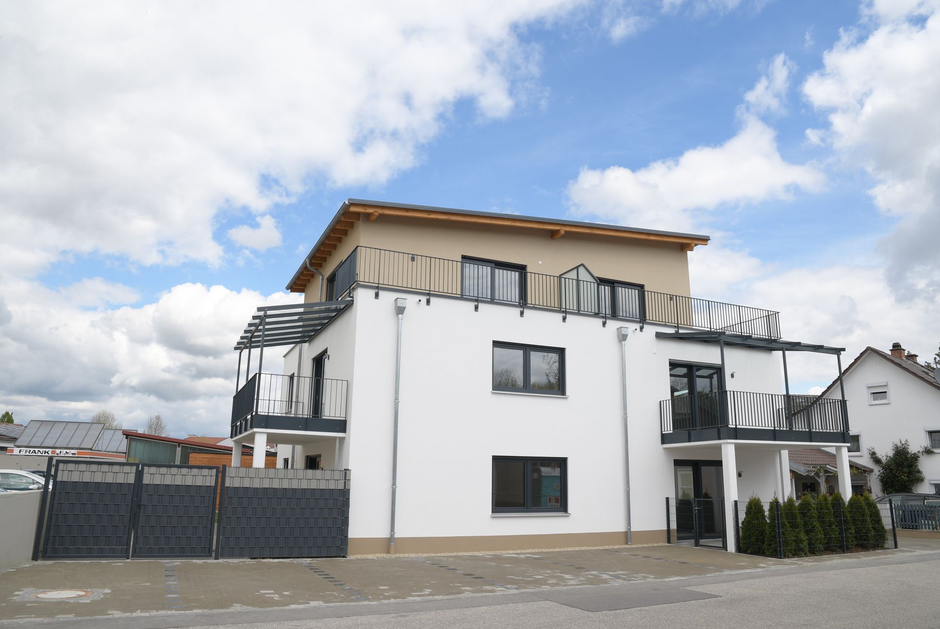 Ein großes weißes Gebäude mit einem Balkon darauf