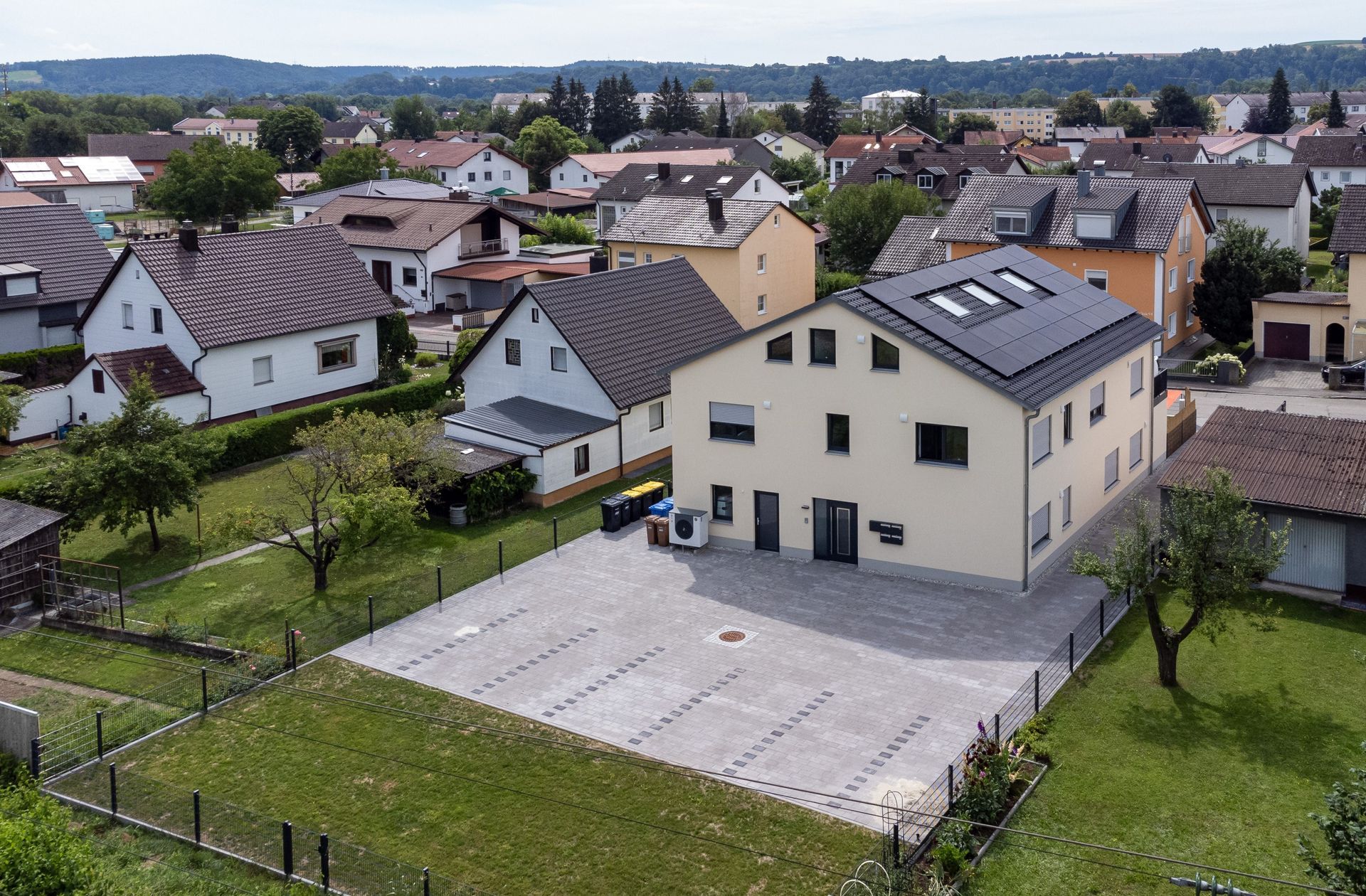 Eine Luftaufnahme eines Hauses mit Sonnenkollektoren auf dem Dach