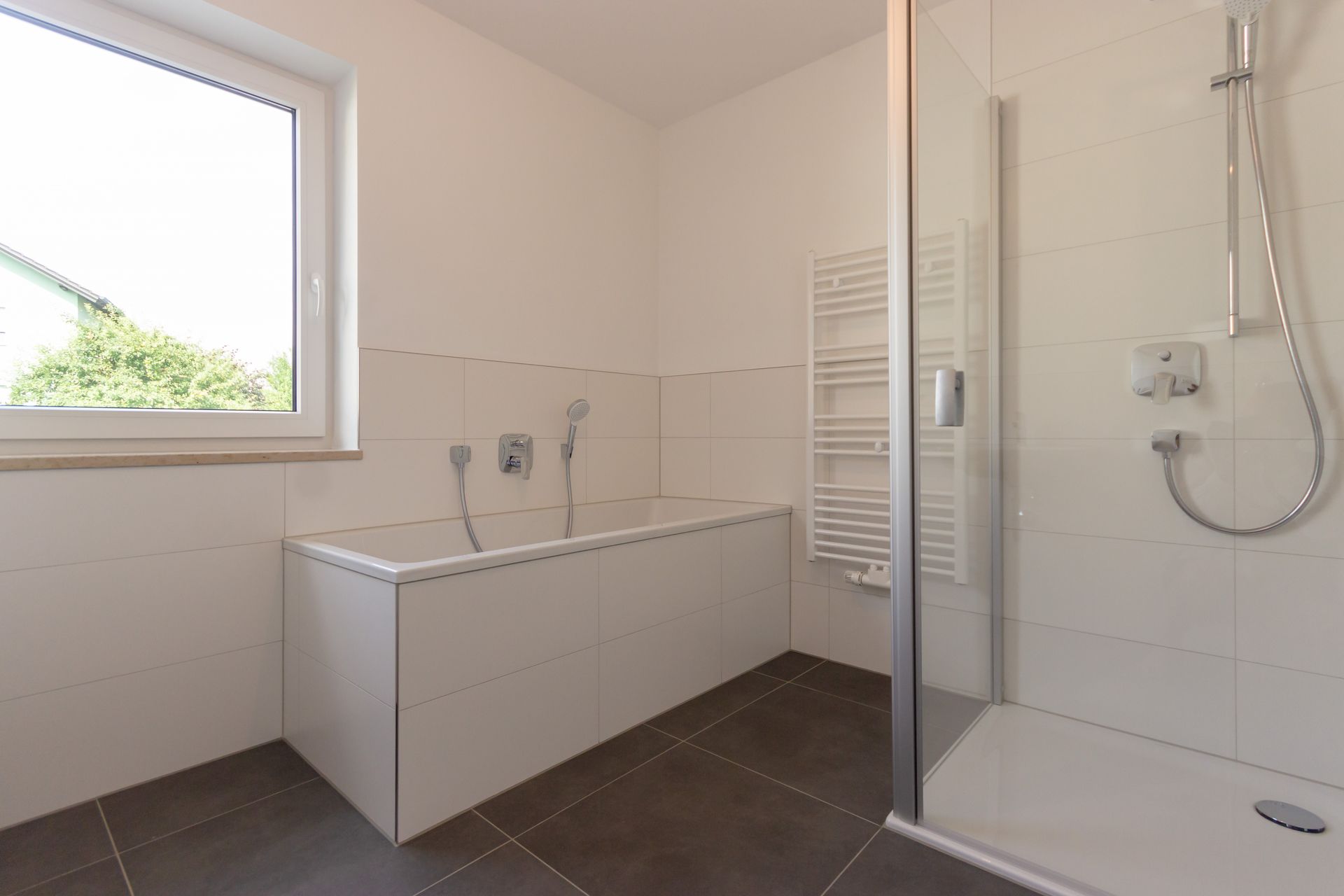 Ein Badezimmer mit Badewanne und Dusche.