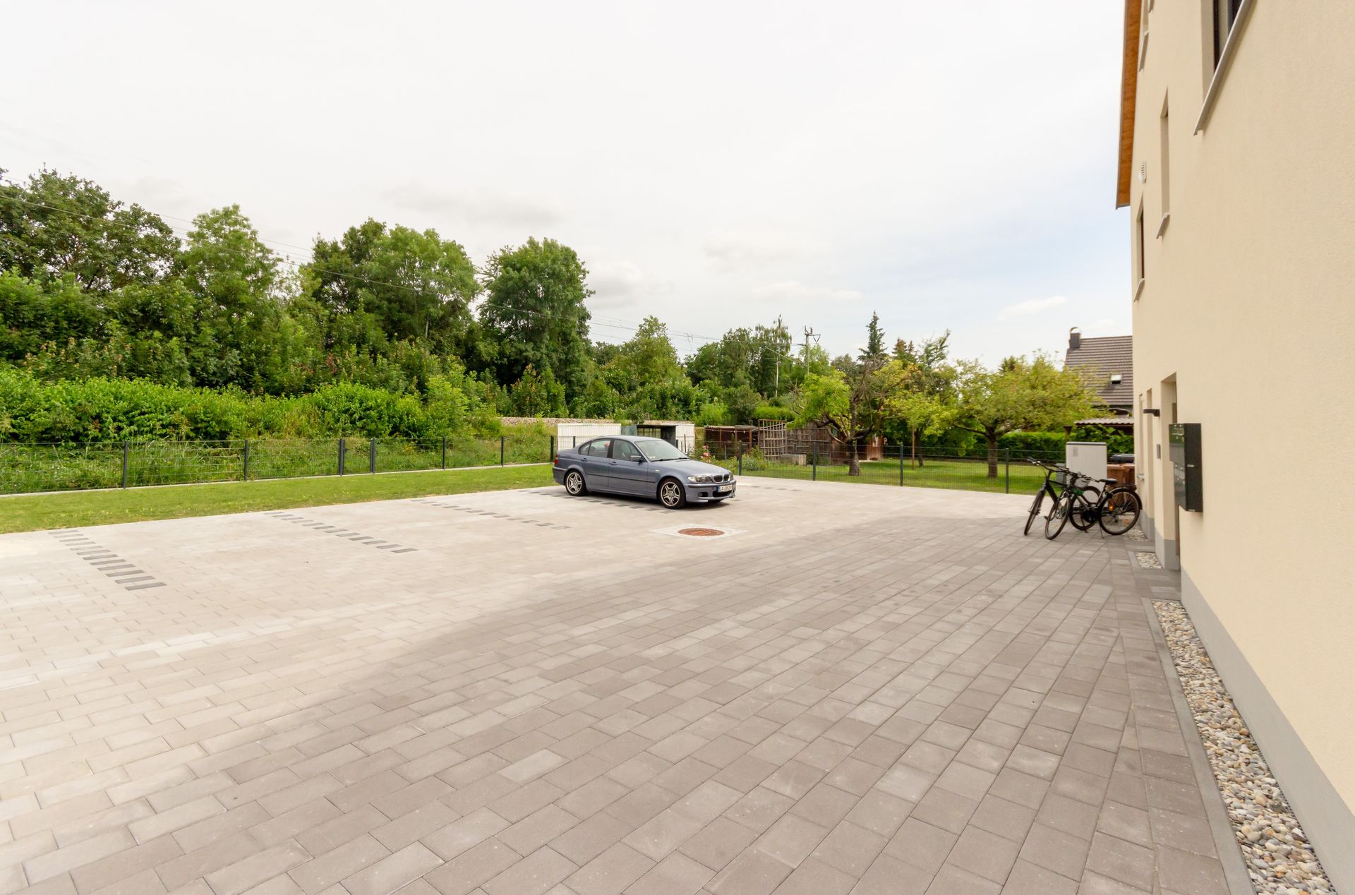 Ein Auto steht auf einem Parkplatz neben einem Gebäude.