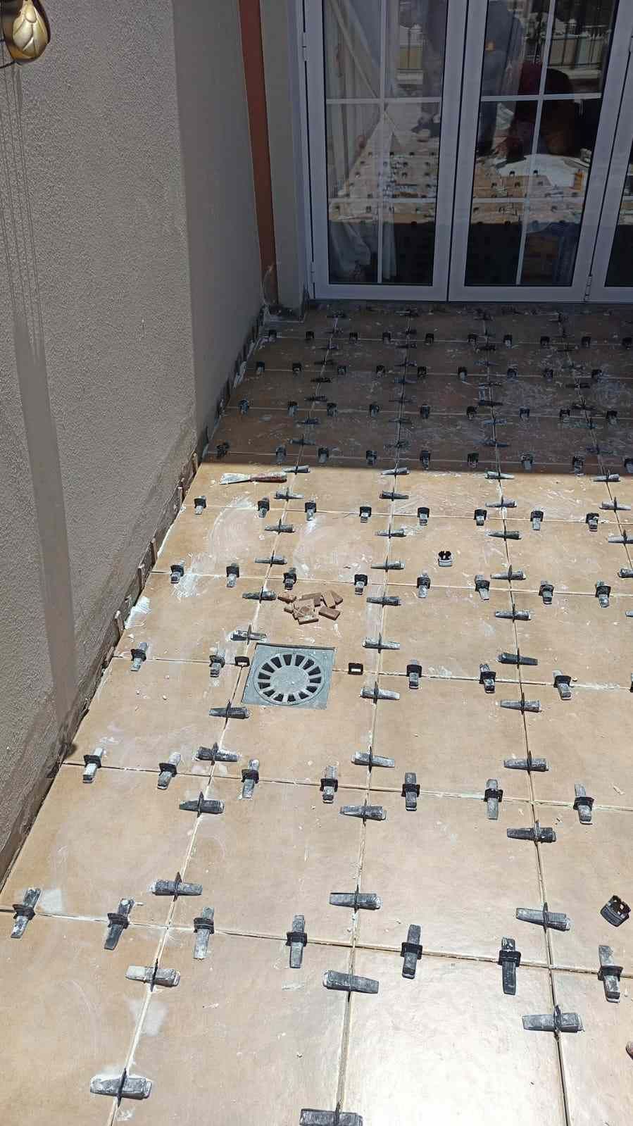 Pasarela parcialmente alicatada que conduce a una puerta.