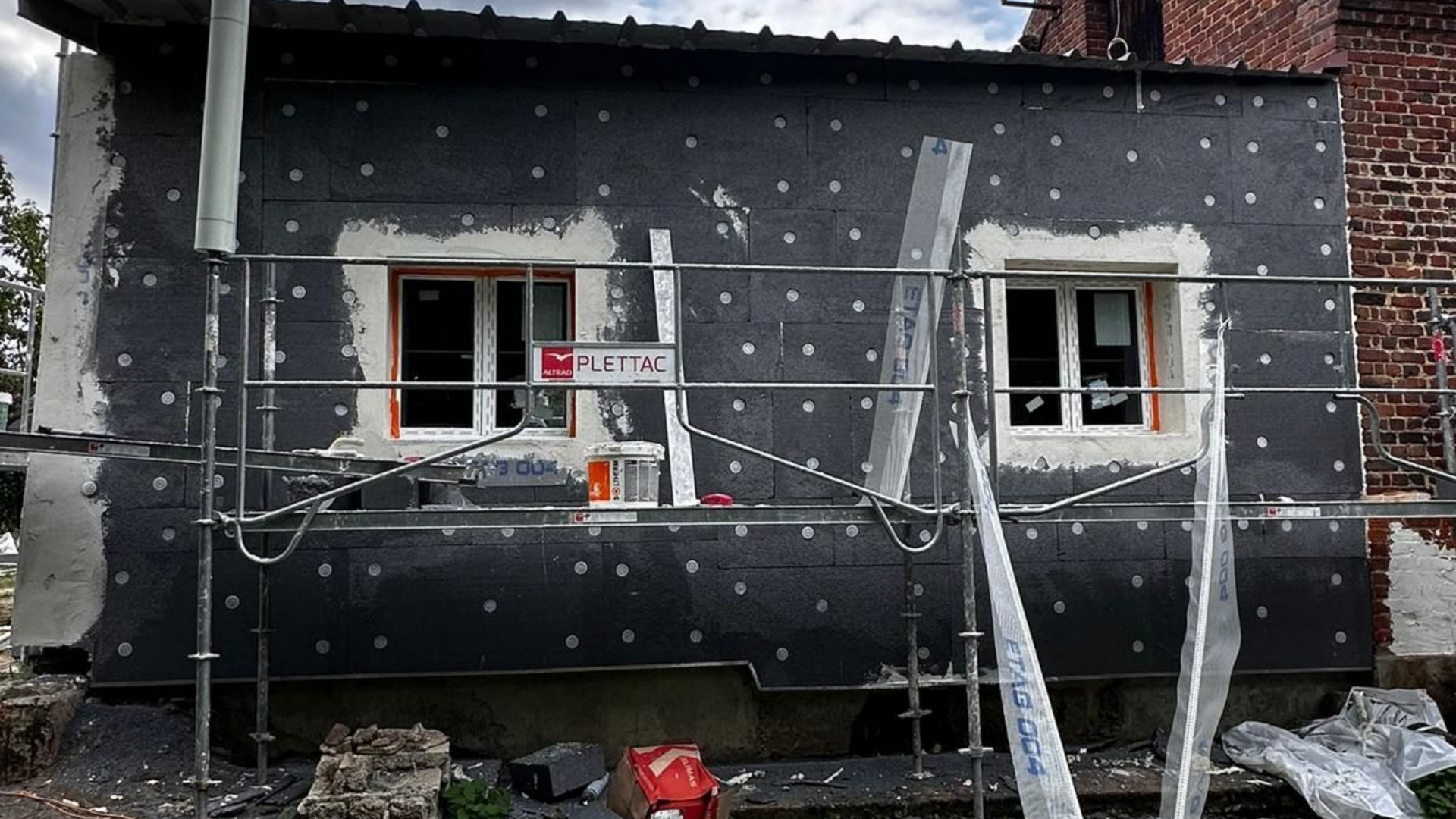 Mur extérieur en construction, recouvert d'isolant.