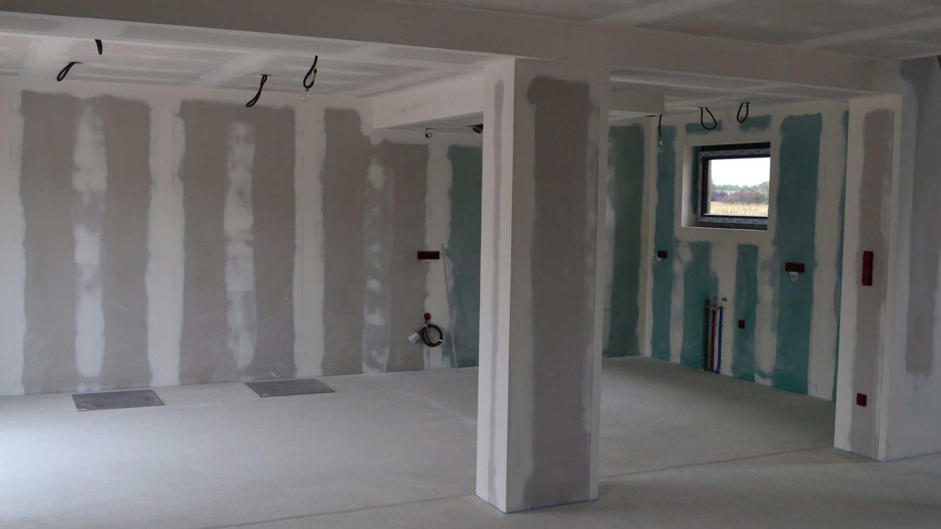 Panneaux de plaques de plâtre sur les murs et le plafond.