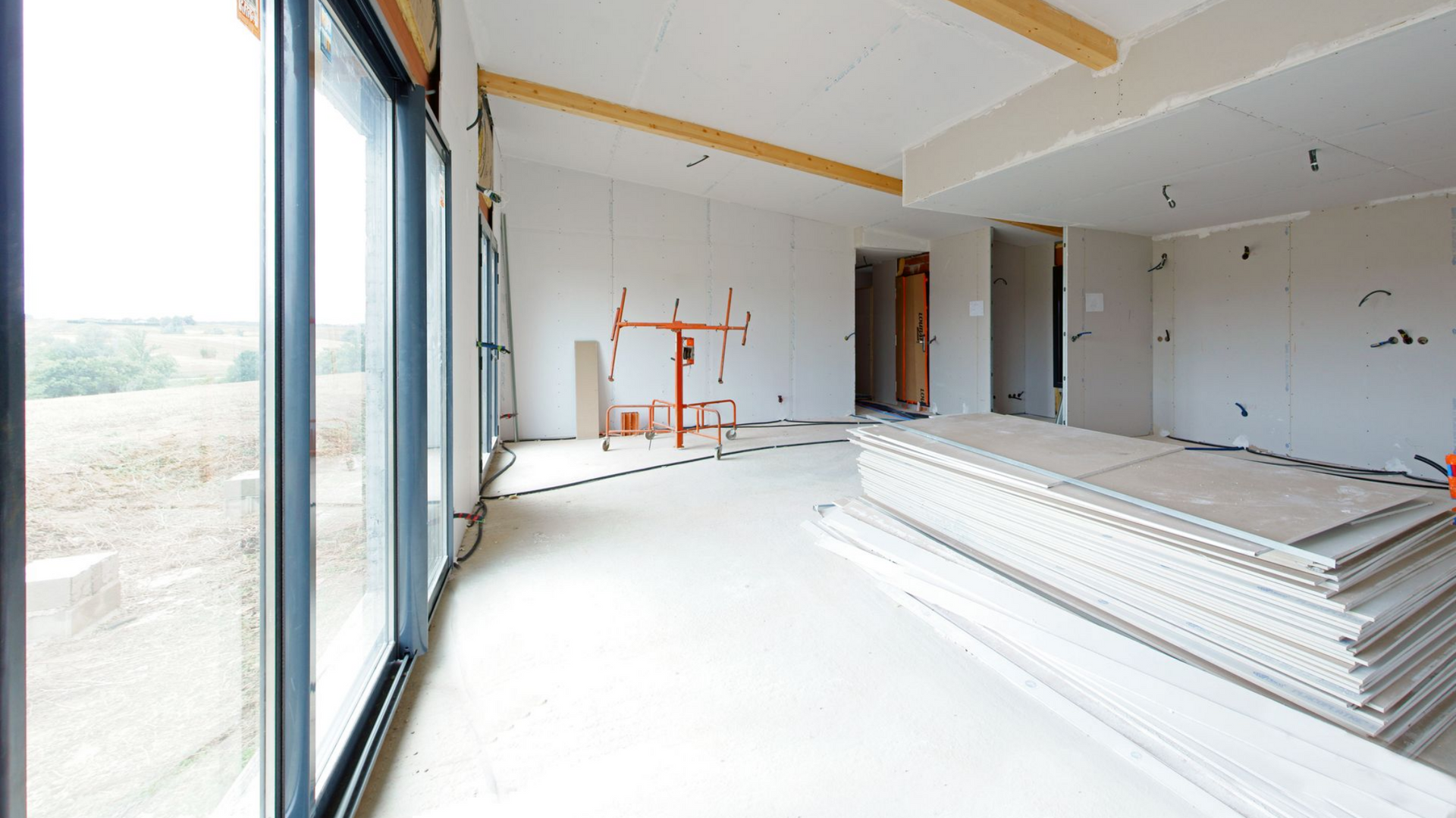 Intérieur d'une pièce en construction.